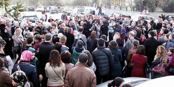 Saldırıya uğrayan öğretmenler için toplandılar