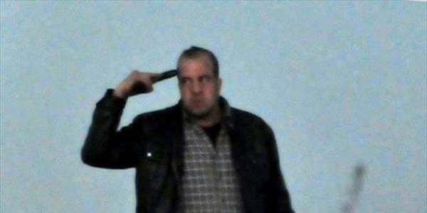 İcra memurlarına silahla direndi