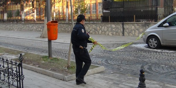 Okul bahçesine bırakılan şüpheli kutu polisi alarma geçirdi