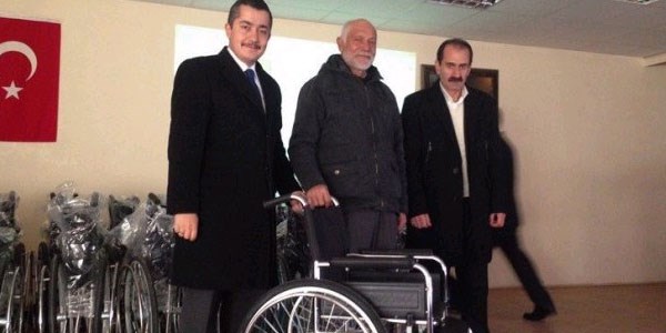 Yozgatlı gurbetçilerden engelli vatandaşlara tekerlekli sandalye