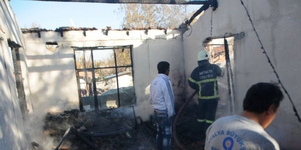 Yangın bir evi kül etti