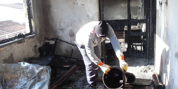 İzmit Belediyesi yanan evi temizledi