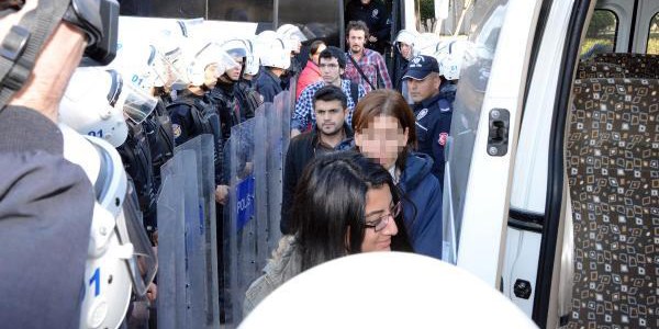 ÇÜ'de öğrenci kavgası: 3 yaralı, 40 gözaltı
