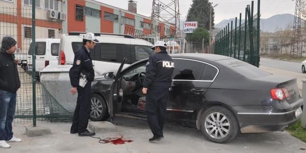 Bıçaklandıktan sonra kendinden geçip kaza yaptı
