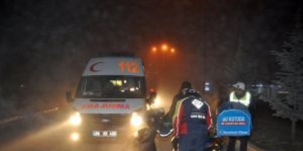 Motosiklet refüje çarptı: 1 yaralı