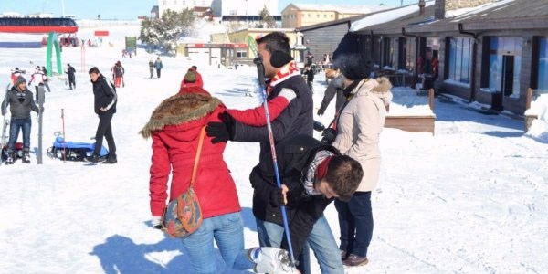 Erciyes'te kayak malzeme sat yapan esnafn yz glyor