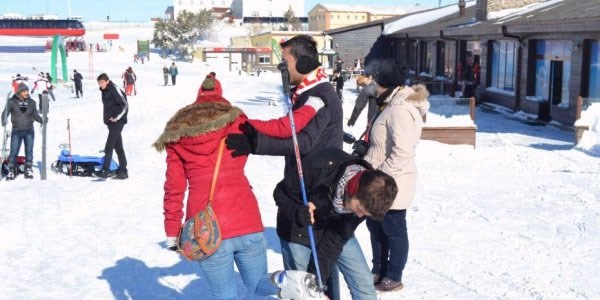 Erciyes'te kayak malzeme satışı yapan esnafın yüzü gülüyor