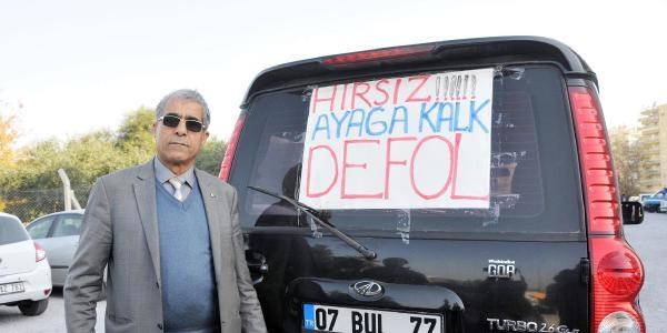Aracının camına 'hırsız ayağa kalk defol' yazdı