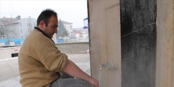 Cami şadırvanında sıcak abdest suyu