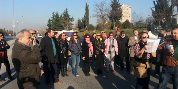 Veliler, kazada yaralanan Hevin için yol kapattı
