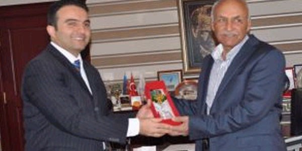 Kaymakam Budan, hayırsever işadamını plaketle ödüllendirdi