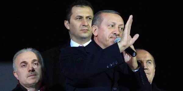 Başbakan evinin önünde konuştu