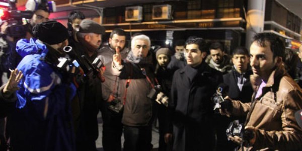 Ankara'da gstericiler AA muhabirine saldrd