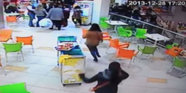 Depremde panik anı kameralara yansıdı