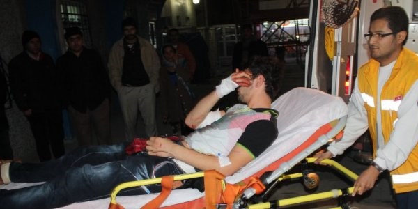 Kardeşlerin kumanda kavgası kanlı bitti: 2 yaralı