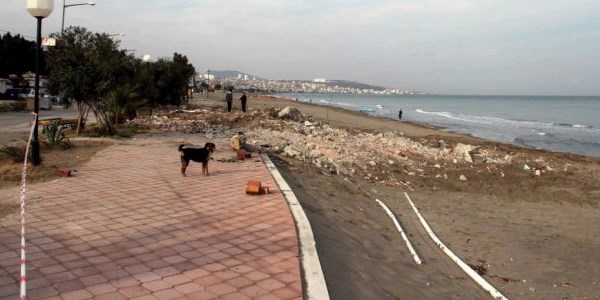 Plaj karakolu yıkıldı