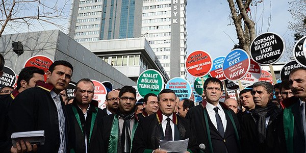 Hukukçular, HSYK bildirisini protesto etti