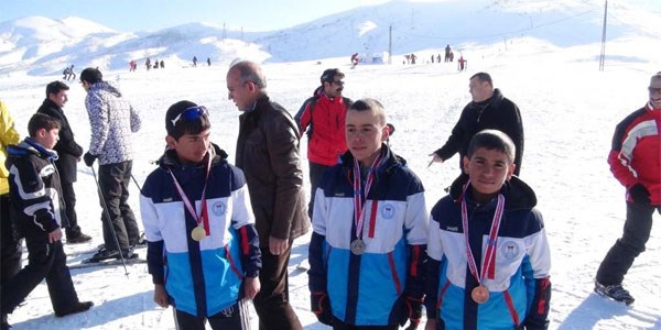Bitlisliler kayak merkezlerinde stres atyor