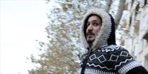 Kavga eden gençleri ayırmak isterken ayağından vuruldu