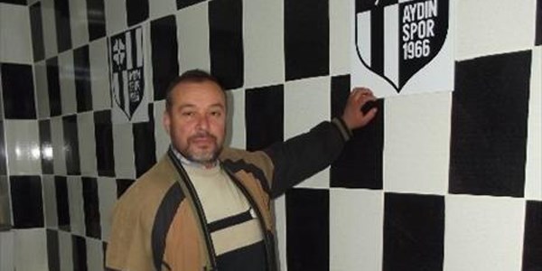 Fanatik taraftar dükkanı logolarla süsledi