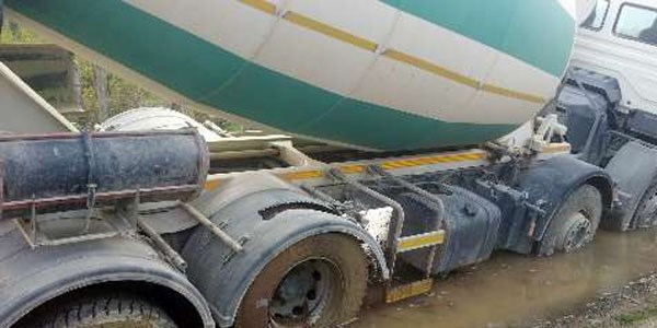 Beton mikseri dereye devrildi: 1 ölü