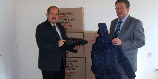 Şaphane'de 30 öğrenciye giyim yardımı yapıldı