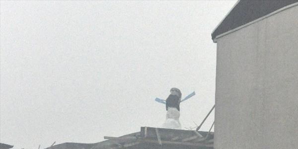 İnşaatın tepesinde kardan adam