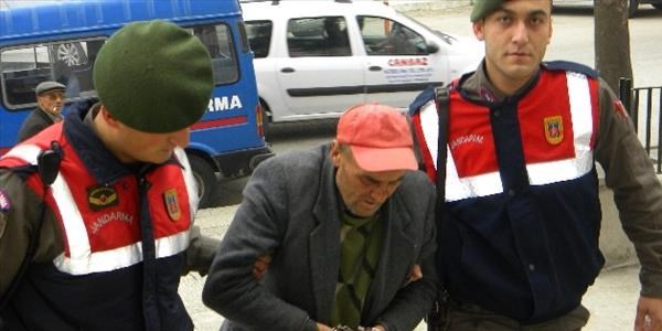 Annesini sopayla döverek öldürdü