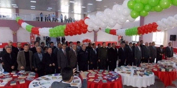 Gömeç'te kitap fuarı açıldı