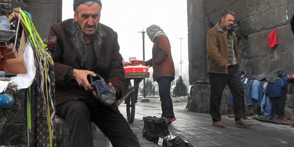 5 liradan sattığı ayakkabılara alıcı bulamıyor