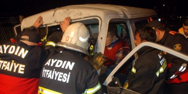 İki kamyonet çarpıştı: 2 yaralı
