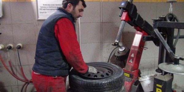 Lastikçilerin gece mesaisi