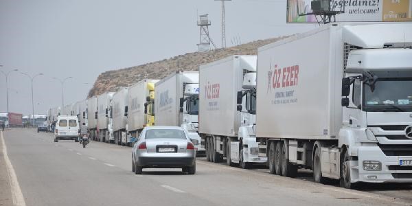 3 gündür kapalı olan Cilvegözü'nde 20 kilometrelik tır kuyruğu oluştu