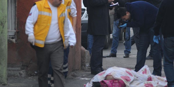 Beyoğlu'nda silahlı kavga: 1 ölü, 2 yaralı
