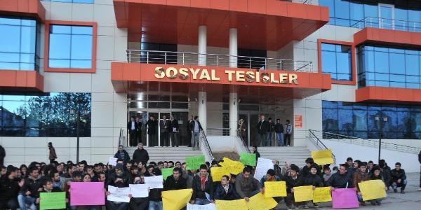Öğrenciler yemeğe yapılan zammı protesto etti