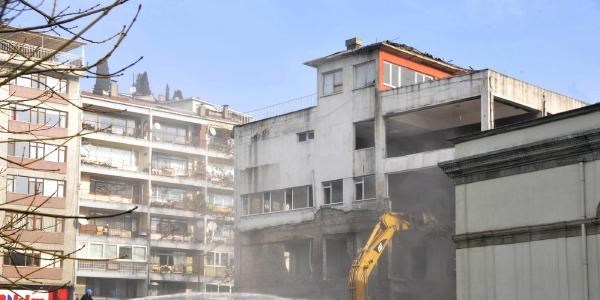 İzmit'te askeri misafirhanenin yıkımına başlandı