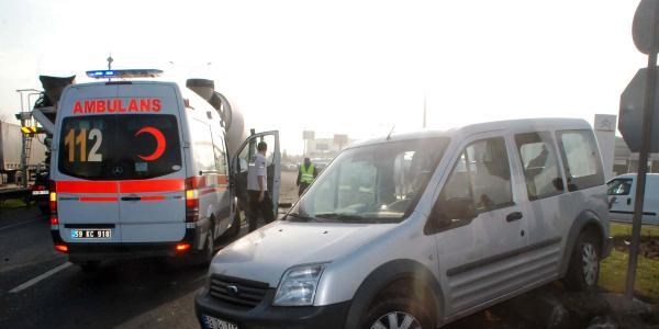 Beton mikseri, hafif ticari araca çarptı: 1 yaralı