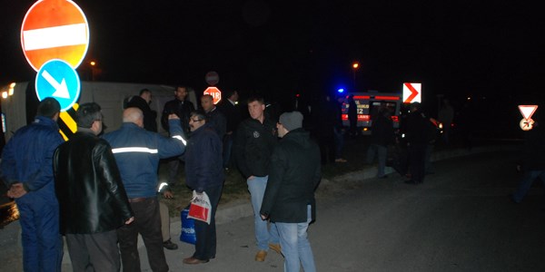 Otomobilin çarptığı işçi servisi devrildi: 13 yaralı