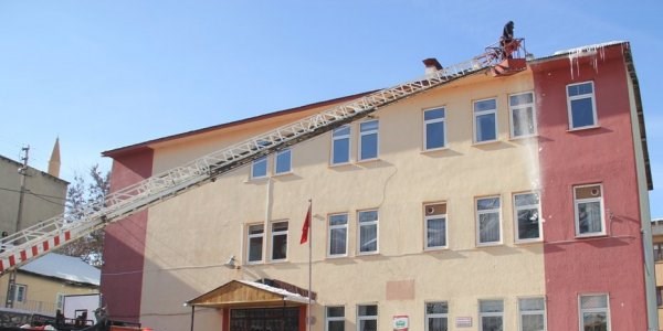 Buz sarkıtları, itfaiye ekipleri tarafından temizleniyor
