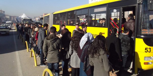 Üniversite öğrencileri kuyruktan kurtulmak istiyor