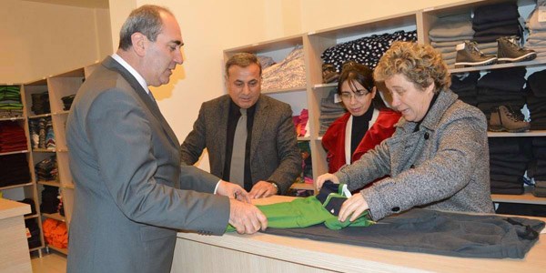 Edremit'te dar gelirliye giyim mağazası