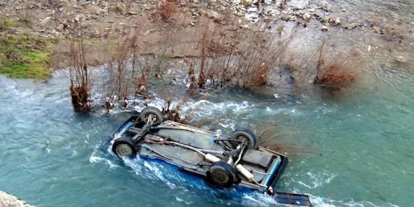 Otomobil Irmağa uçtu: 1 kişi kayıp