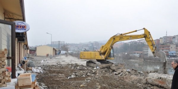 Alaplı'da yeni belediye dükkanlarında çevre düzenleme çalışması başladı