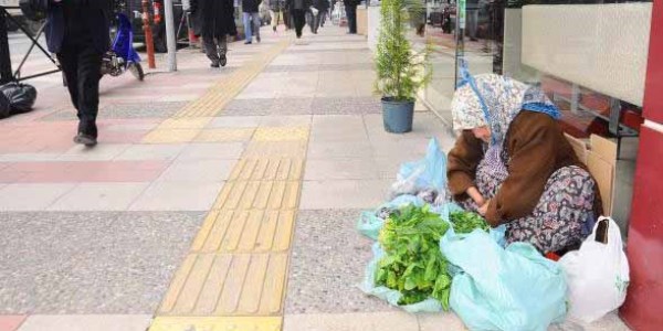 Eşi 65 yıl önce ellerini kesti, yılmadan hayata tutundu