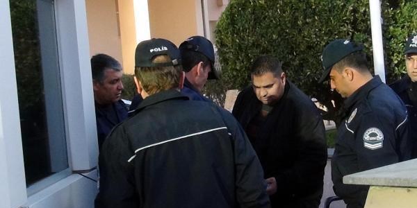 Valilik önünde kendini yakmak istedi