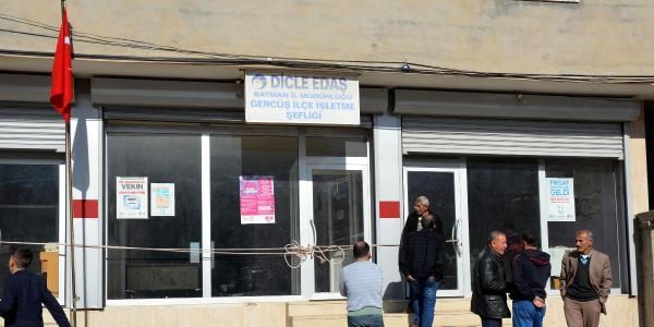Elektriği kesilen belediye, DEDAŞ'ı personeli içerdeyken mühürledi