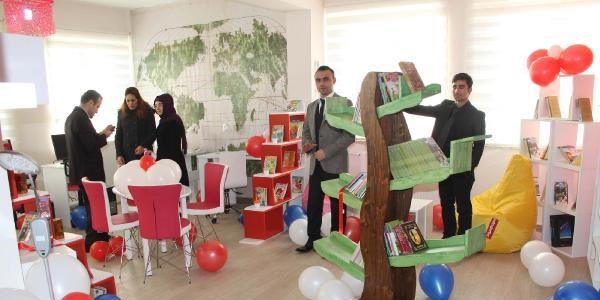 Öğretmen okuluna 8 bin liralık kütüphane kurdu
