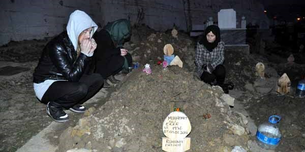 Kardeşler ağabeylerinin mezarı başında ağladı