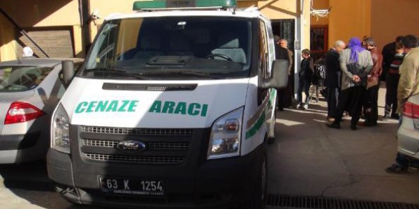 4 aylık hamile eşini 10 yerinden bıçaklayarak öldürdü