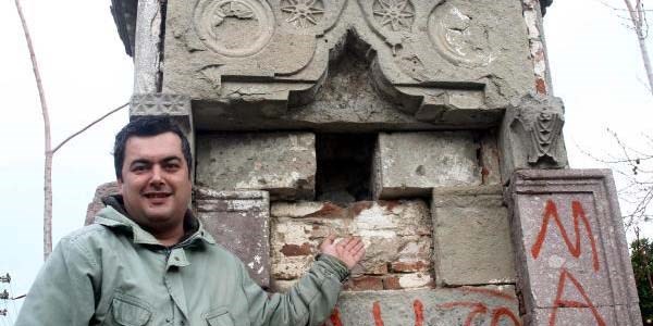Tarihi Çınarlı Çeşme'ye defineci darbesi